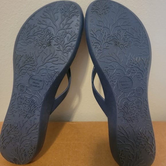 New navy sandals with cute starfish. Never worn. Size 9/European 39. - Picture 4 of 5